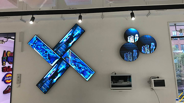 上海某公司展廳P1.667高刷條形LED屏+透明展示柜+P2.5高清LED顯示屏由智彩科技定制、安裝